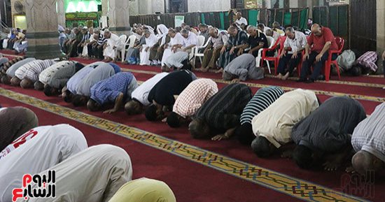 ما حكم المتكاسل عن الصلاة والذى يصلي ويقطع؟.. أمين الفتوى يجيب