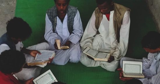 خلاوى الجنوب.. كتاتيب حلايب وشلاتين مدارس طلابها ذوو وجوه سمراء وقلوب بيضاء تشبه ملابسهم.. تنشئ جيلا على القرآن والدين فى قلب الصحراء.. وتعلمهم أصول دينهم والفقه والسنة.. وتتم متابعتها من الأوقاف والأزهر.. صور