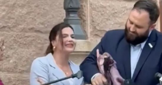 "لا مكان للإسلام هنا".. سياسية جمهورية تقتحم فعالية للمسلمين فى تكساس.. فيديو