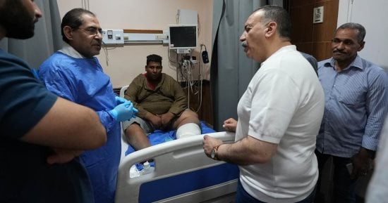 محافظ أسيوط يوجه بعلاج مواطن غير قادر على نفقته الخاصة 