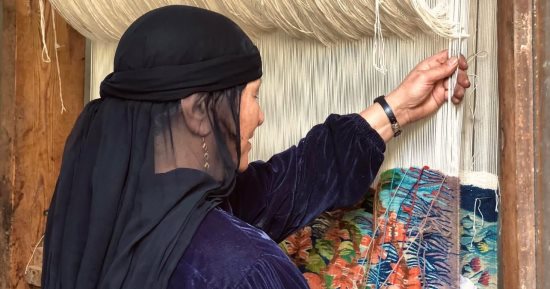 هياخدوك لعالم تاني.. فنانات الحرانية يجسدن جمال الطبيعة بخيوط مغزولة (فيديو)