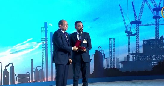الرئيس السيسى يكرم عددا من النماذج الناجحة فى قطاعات العمل المختلفة