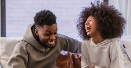 اليوم العالمي للضحك.. 4 أبراج بتحب الضحك والفرفشة وملهاش في النكد