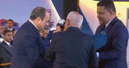عبد المنعم الجمل يقدم "درع الاتحاد" للرئيس السيسى خلال حفل عيد العمال