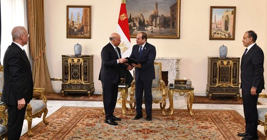 رئيس جمهورية القمر المتحدة: لدينا رغبة أن نكون دولة ناشئة ومصر تمتلك الإمكانيات والخبرات لدعمنا ونثمن الدور القيادى للرئيس السيسى فى دعم الفلسطينيين ورفض التهجير.. ومفتى بلادى السابق "أبى الروحى" تعلم فى الأزهر