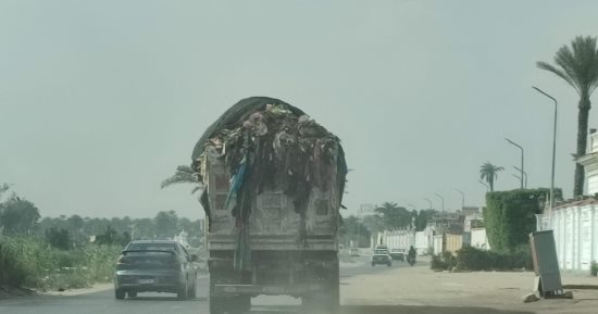 محافظة الجيزة تضبط سيارة نقل مخلفات تسببت فى تناثر القمامة على الطريق