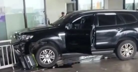 مصرع شخصين وإصابة آخرين بحادث اصطدام سيارة بمدخل مطار فى الفلبين