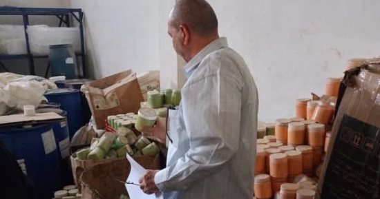 ضبط وإعدام أغذية ومشروبات منتهية الصلاحية وتحرير 195 محضرا فى شرم الشيخ