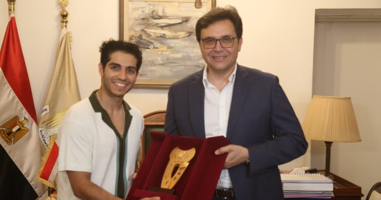 وزير الثقافة يكرم النجم مينا مسعود ويعلنه ممثلاً للثقافة والفنون بالخارج