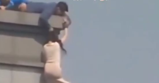 شعرها أنقذها من الموت.. فيديو لفتاة تحاول إلقاء نفسها من الدور الـ20