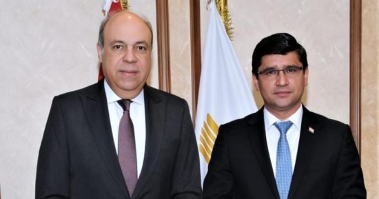 وزير الطيران المدني يبحث مع سفير طاجيكستان فرص التوسع في الربط الجوي بين البلدين