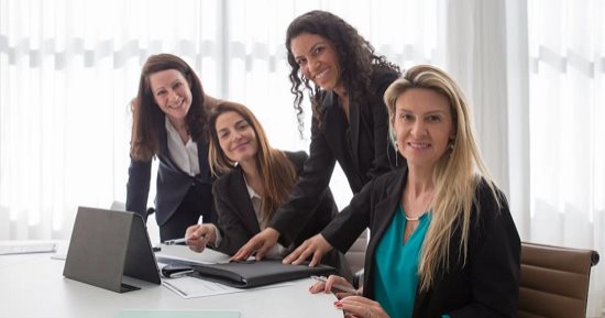 5 فوائد تعود عليك من العمل في بيئة إيجابية.. أبرزها حفاظك على سلامك النفسي 