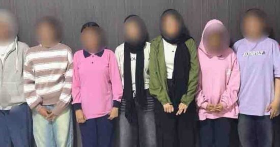 ضبط فتيات ضربن فتاة بالشرقية بسبب تطبيق بالإنترنت.. فيديو