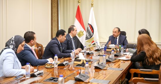وزير قطاع الأعمال يبحث مع رئيس هيئة الرعاية الصحية تعزيز التعاون المشترك لدعم الصناعة