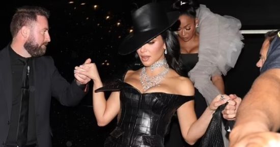 داس على ديل فستانها.. كيم كارداشيان توبخ حارس أمن بحفل Met Gala.. فيديو
