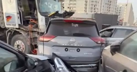 تهشم 7 سيارات بعد اصطدام تريلا بها داخل معرض بالقطامية.. صور