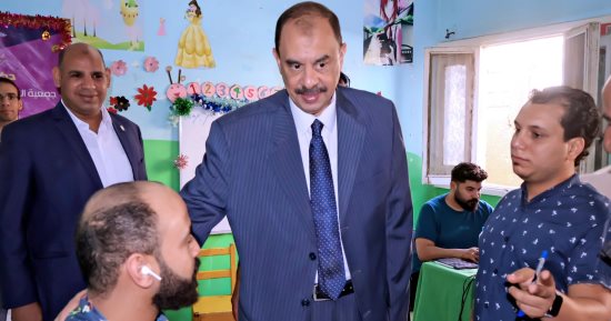 محافظ سوهاج يتفقد قافلة تركيب الأطراف الصناعية بمستشفى الهلال الأحمر بالحويتى