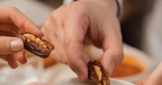 تفسير حلم أكل العجوة مع صديق.. بشرى بالمنفعة والرزق الوفير