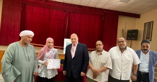 وكيل "تعليم قنا" يكرم الحاصلين على ثالث الجمهورية فى أوائل الطلاب    