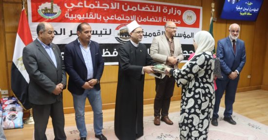 محافظ القليوبية يسلم حجاج الجمعيات الأهلية زى الإحرام وسط فرحة وزغاريد.. صور