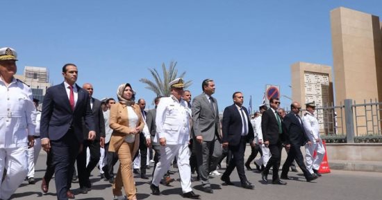 محافظ دمياط يضع إكليل الزهور على النصب التذكارى للجندى المجهول
