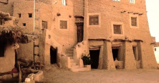 سر لا يعرفه الكثيرون.. "الكرشيف" مادة سحرية لبناء المنازل في سيوة منذ قرون.. تتكون من الطين الممزوج بالملح للحماية من حرارة الصحراء.. واستخدمت فى ترميم حصن شالي وبناء المنازل والفنادق والمنتجعات السياحية.. صور