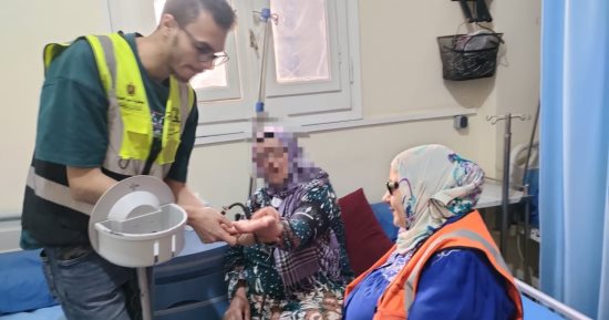 "التدخل السريع" يودع مسنة تركها أبناؤها بالشارع بدار رعاية فى الدقهلية