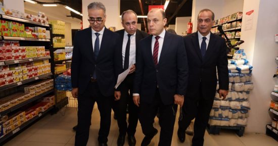 رئيس حماية المستهلك ومحافظ كفر الشيخ يقودان حملات رقابية مفاجئة على الأسواق للرقابة.. إبراهيم السجينى: لا تهاون فى المخالفات التى تهدد صحة وسلامة المواطن.. وإحالة المخالفين على الفور للنيابة العامة.. فيديو وصور