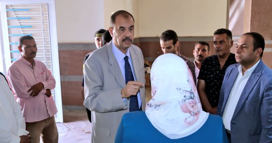 محافظ سوهاج يتفقد معرض تسويق المنتجات الحرفية بحى الكوثر