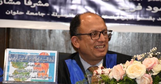 رئيس جامعة حلوان يناقش "فلسفة العلامة التعريفية كعمل إبداعى فى الجرافيك"