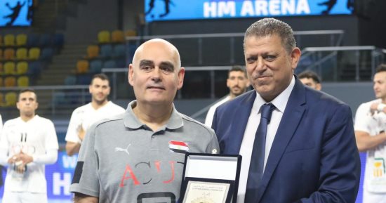 خالد فتحي يهدي باستور درع اتحاد اليد