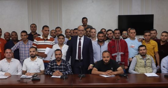 وزير العمل يسلم عقود عمل لمتقدمين على وظائف بالإمارات 