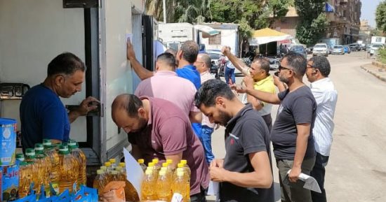 سوق اليوم الواحد فى شارع الصوامع بحى إمبابة يستقبل المواطنين.. صور