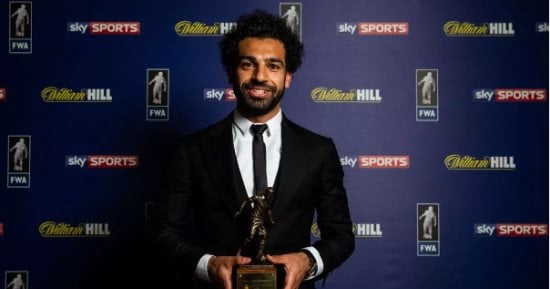 محمد صلاح يتسلم جائزة "لاعب الموسم" من رابطة الكتاب 22 مايو