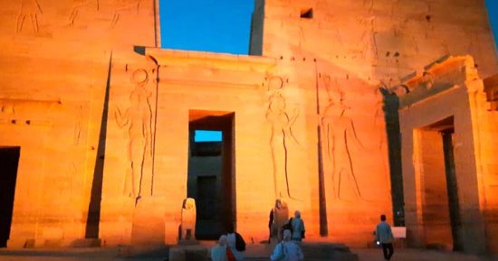 إضاءة معبد فيلة بأسوان باللون الأحمر فى اليوم العالمى لأنيميا البحر المتوسط