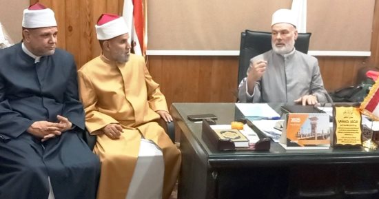 رئيس منطقة سوهاج الأزهرية يلتقي مديري الإدارات استعدادًا لامتحانات الثانوية