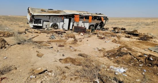 سوريا.. مصرع 6 أشخاص بحادث اصطدام حافلة ركاب وشاحنة على طريق تدمر دير الزور
