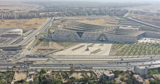 سواعد عمال مصر تصنع المستقبل.. النقابات العمالية: العامل المصرى شريك أساسى فى النجاح.. المظهر الراقى يعكس عظمة الصرح التاريخى.. عمال السياحة والفنادق: نستعد لاستقبال ملايين الزوار فى بيت الحضارة الجديد