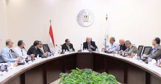 وزير التعليم العالى يعقد اجتماعا لتعيين أعضاء هيئة التدريس بالمعاهد العليا