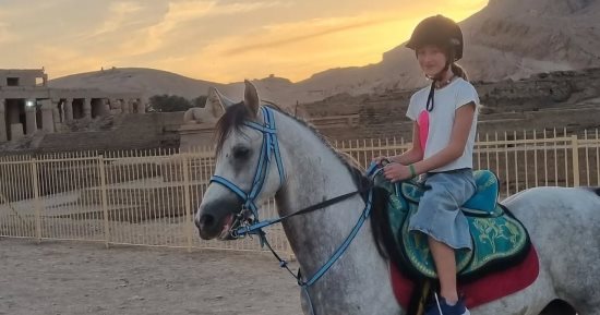 سياح العالم يستمتعون بسفارى الخيول فى جبل القرنة رغم ارتفاع درجات الحرارة بالأقصر