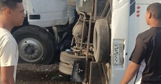 إصابة 7 أشخاص إثر انقلاب ميكروباص بالطريق الأوسطى