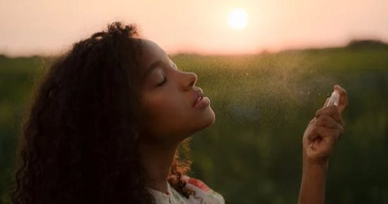 اعرفي نوع شخصيتك من عطرك المفضل.. الزهور للرومانسية والمسك للقوية الواثقة