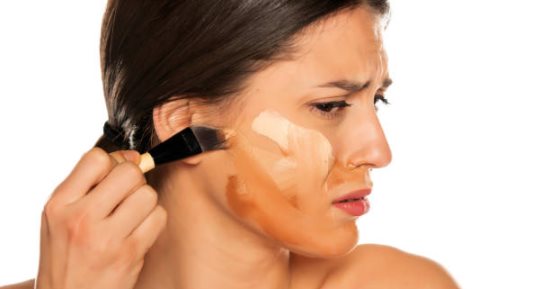 5 أخطاء في المكياج تفسد مظهرك وتهدد صحة بشرتك وسلامتها 