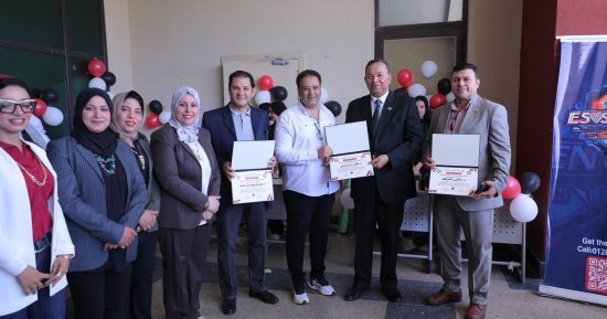 رئيس جامعة المنصورة الجديدة يفتتح معرض الأنشطة الفنية بكلية التمريض