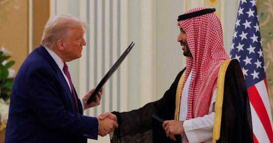 العالم هذا المساء.. أمير قطر يهدى ترامب قلما فاخرا من طراز مونت بلانك.. رفع كسوة الكعبة استعدادا لموسم الحج.. وأبرز الاتفاقيات الموقعة بين السعودية وأمريكا خلال زيارة الرئيس الأمريكى للمملكة
