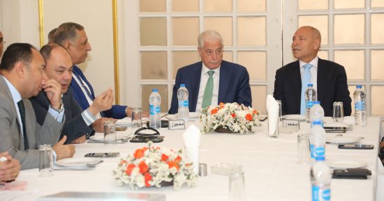 مستشار رئيس الجمهورية ومحافظ القاهرة يبحثان إعادة تشغيل محل جروبى