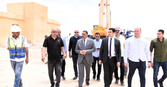 محافظ مطروح يتفقد تنفيذ أعمال تطوير البنية التحتية ورصف شوارع الأحياء السكنية
