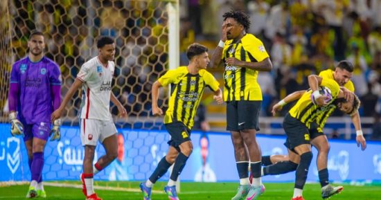 الرائد ضد الاتحاد.. العميد يتفوق 2 - 1 في الشوط الأول بالدوري السعودي