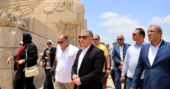 محافظ الإسماعيلية يتفقد موقع النصب التذكارى بجبل مريم
