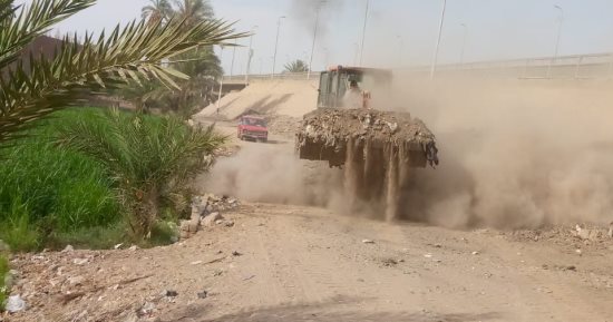 رفع 230 طنًا من التراكمات بجوار كوبري نزلة عبد اللاه بنطاف حي شرق اسيوط